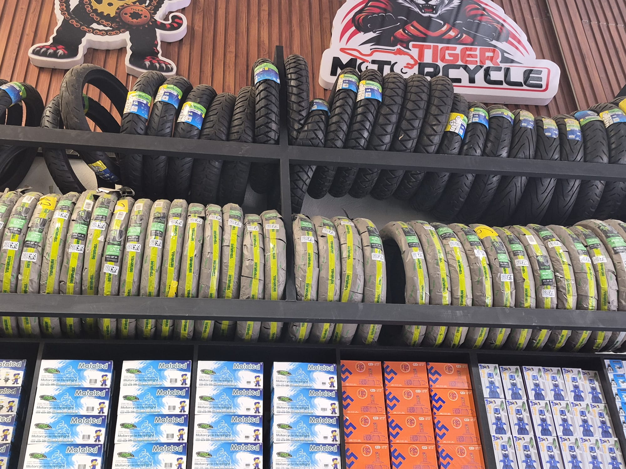 Motorcycle & scooter tires